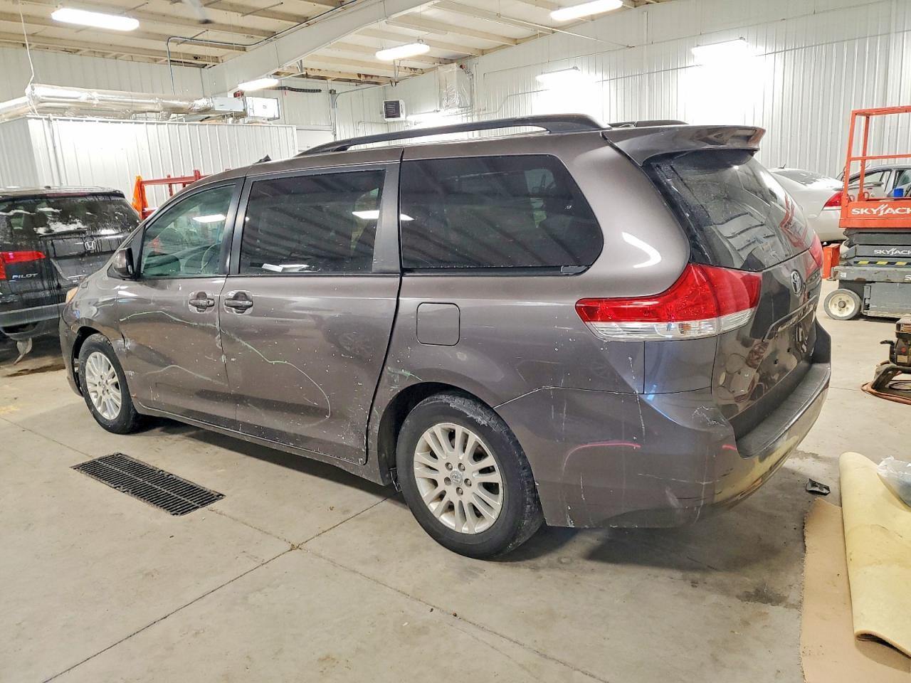 2014 TOYOTA SIENNA