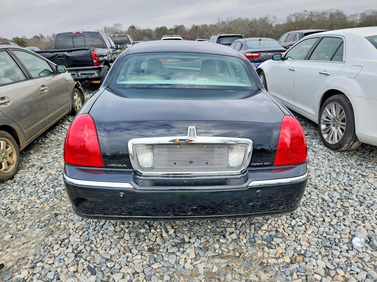 2004 LINCOLN Town Car