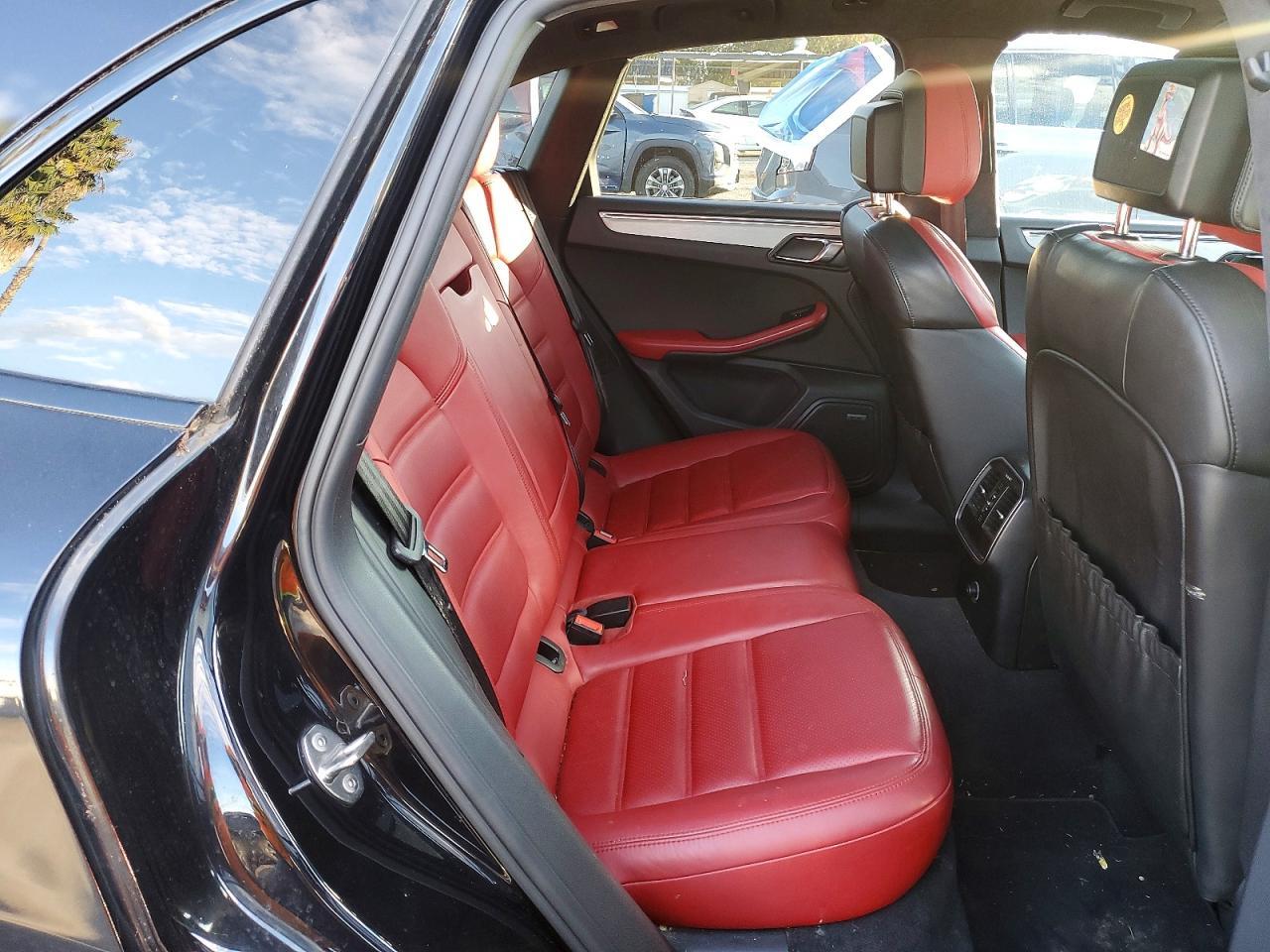 2016 PORSCHE Macan