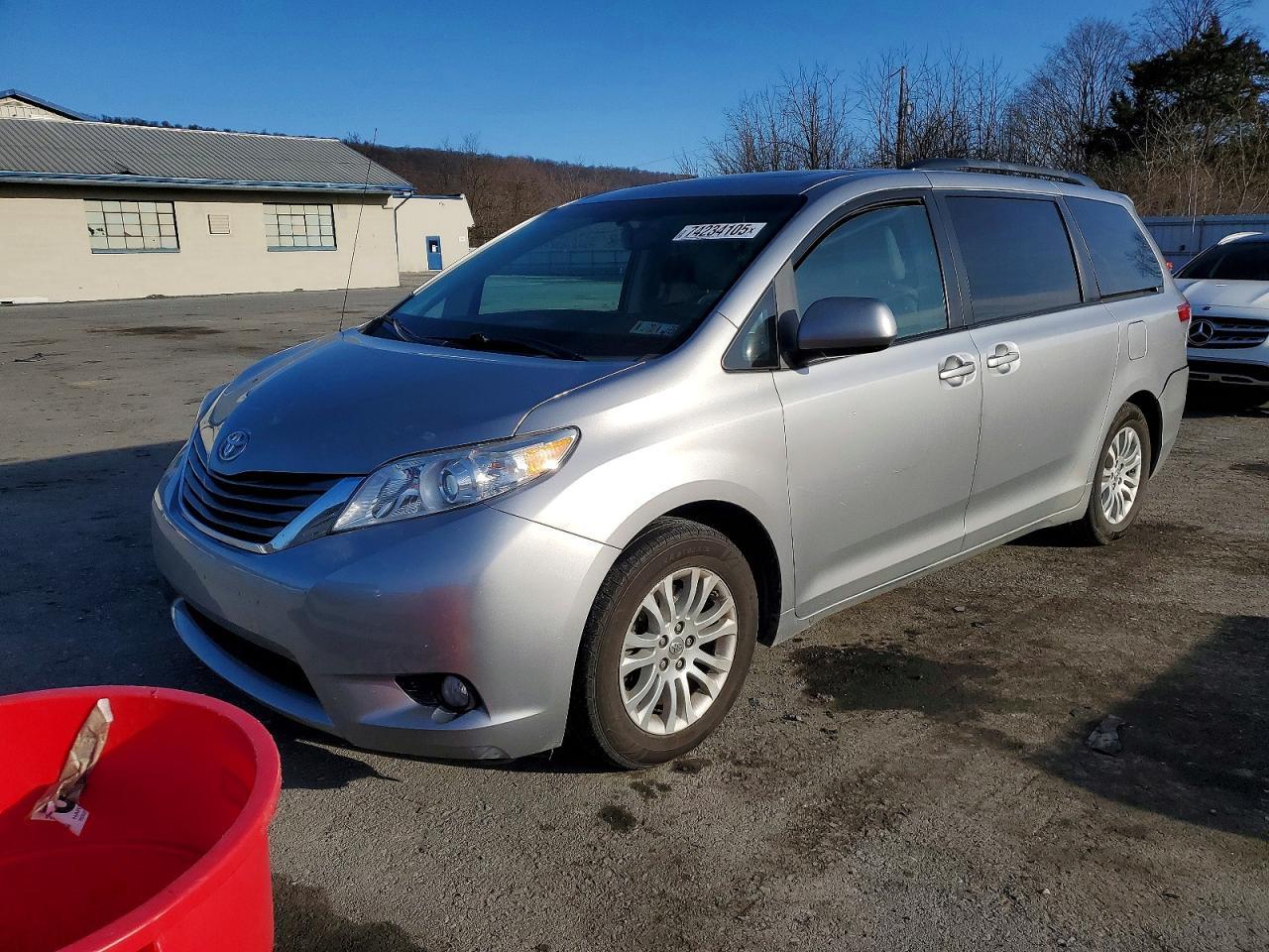 2013 TOYOTA SIENNA