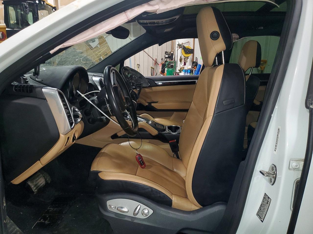 2016 PORSCHE CAYENNE