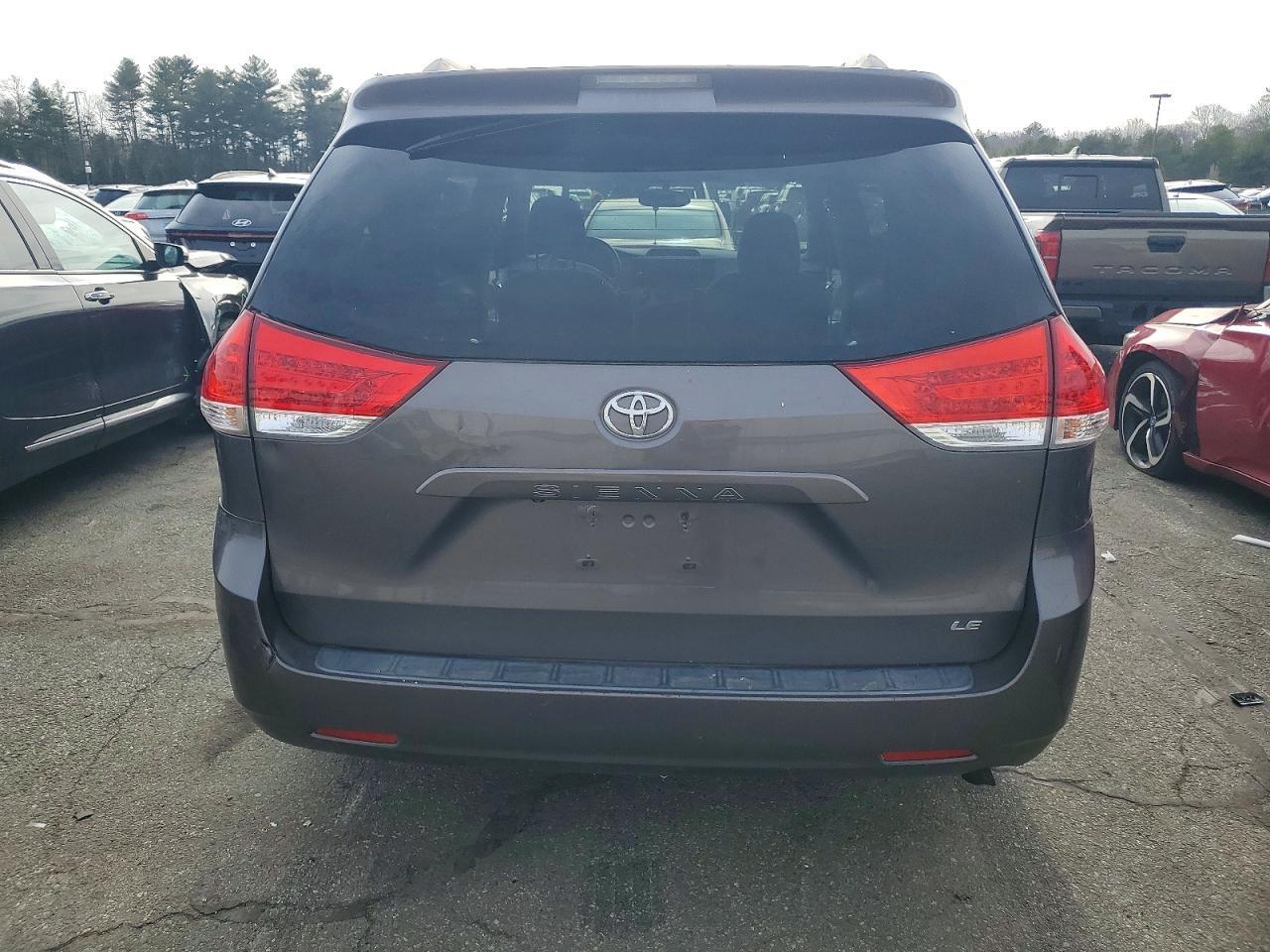 2012 TOYOTA SIENNA