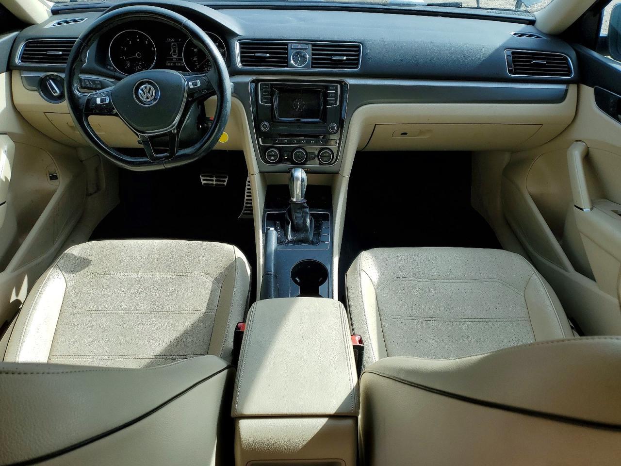 2016 VOLKSWAGEN Passat