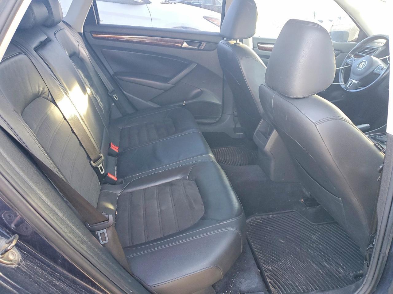 2012 VOLKSWAGEN Passat