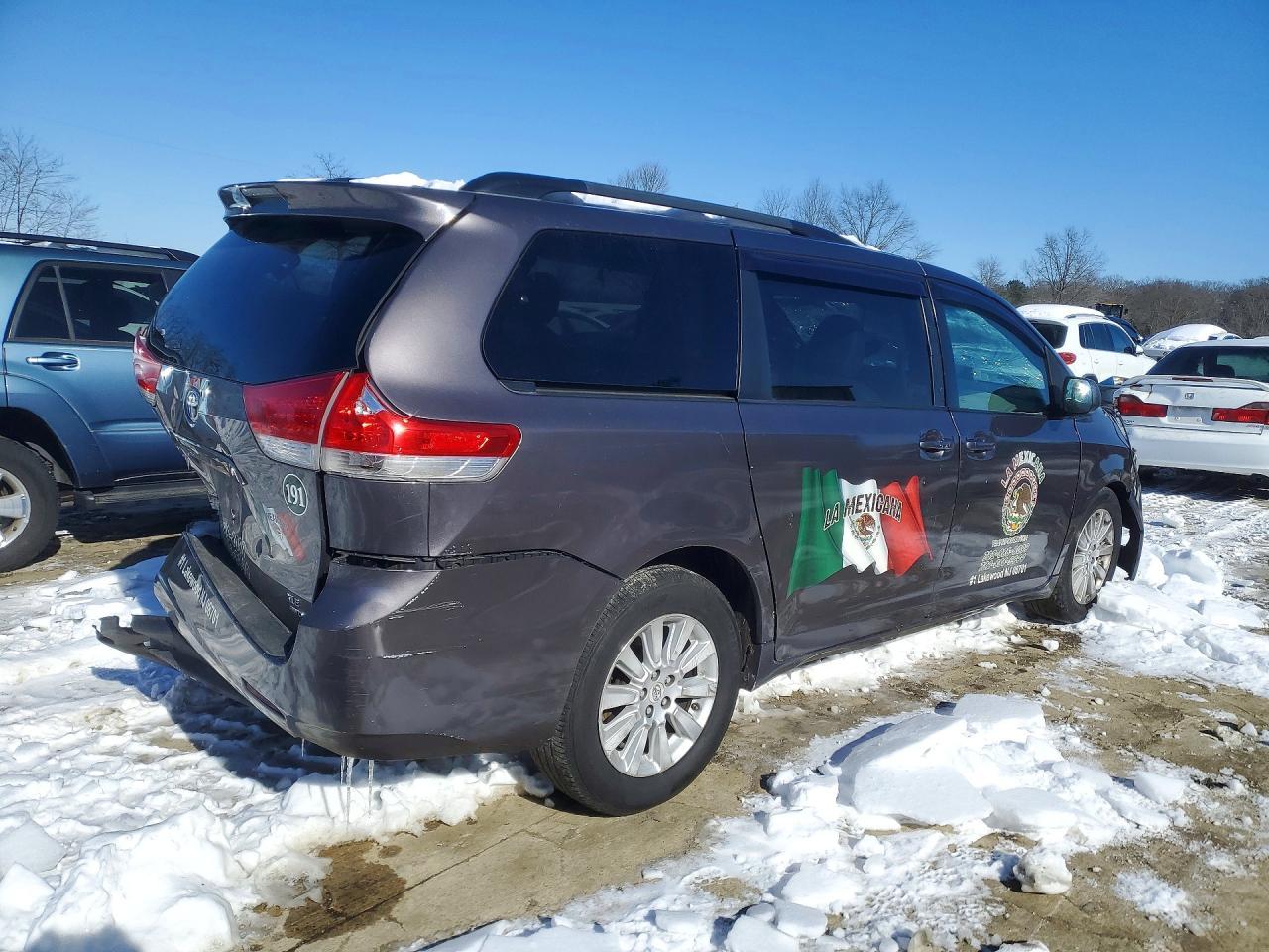 2011 TOYOTA SIENNA