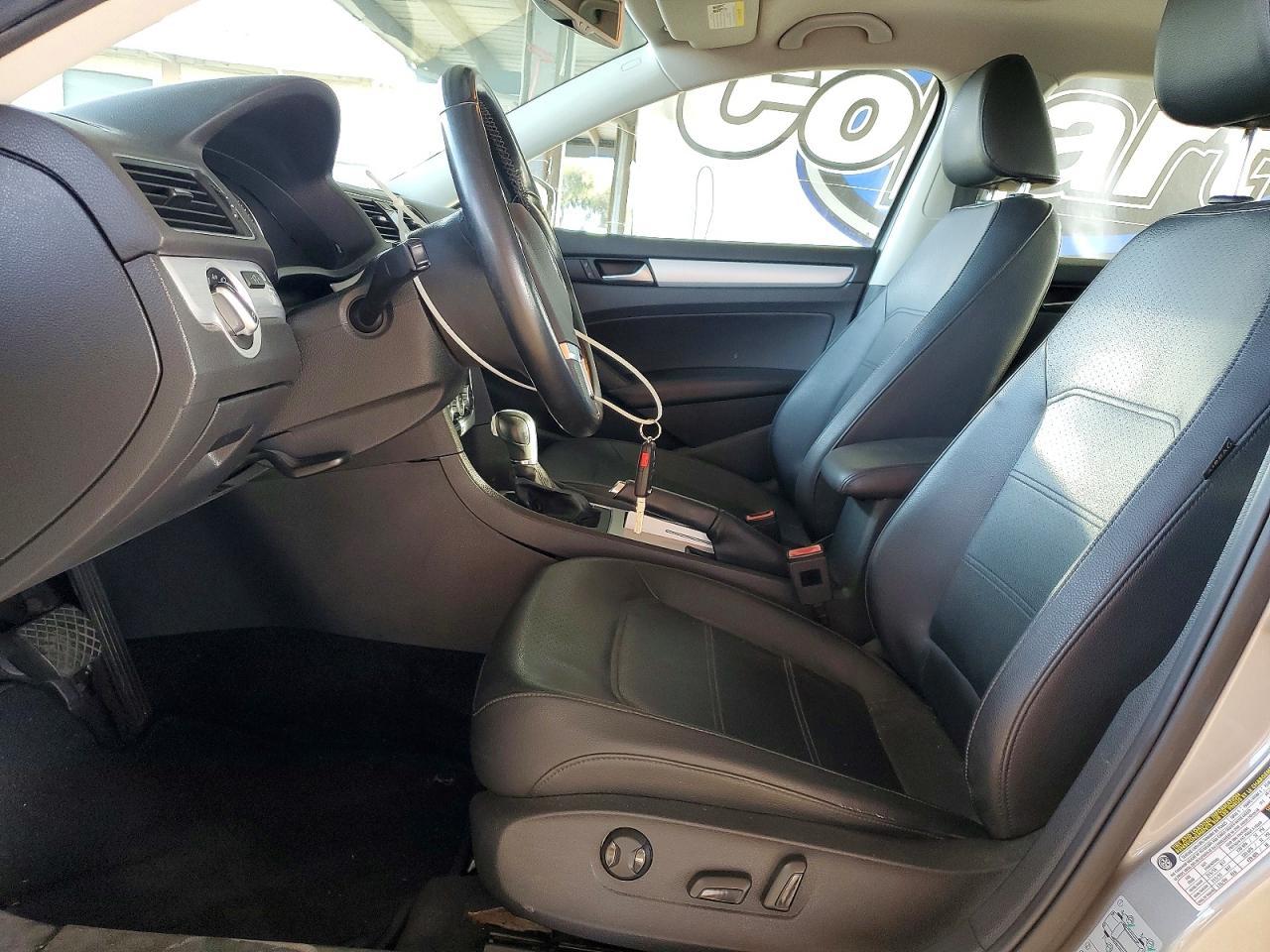 2012 VOLKSWAGEN Passat