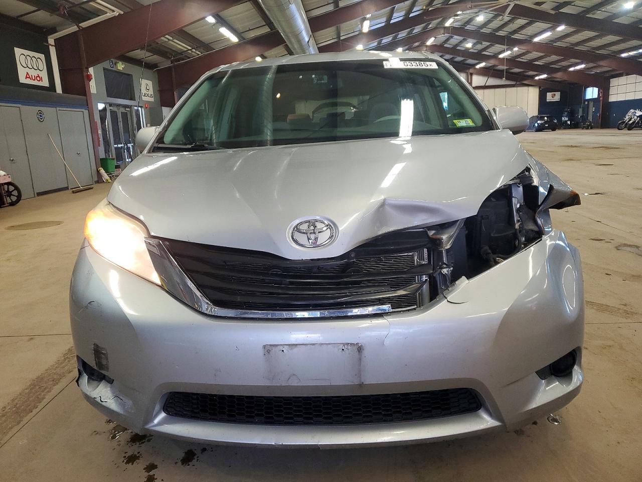 2012 TOYOTA SIENNA