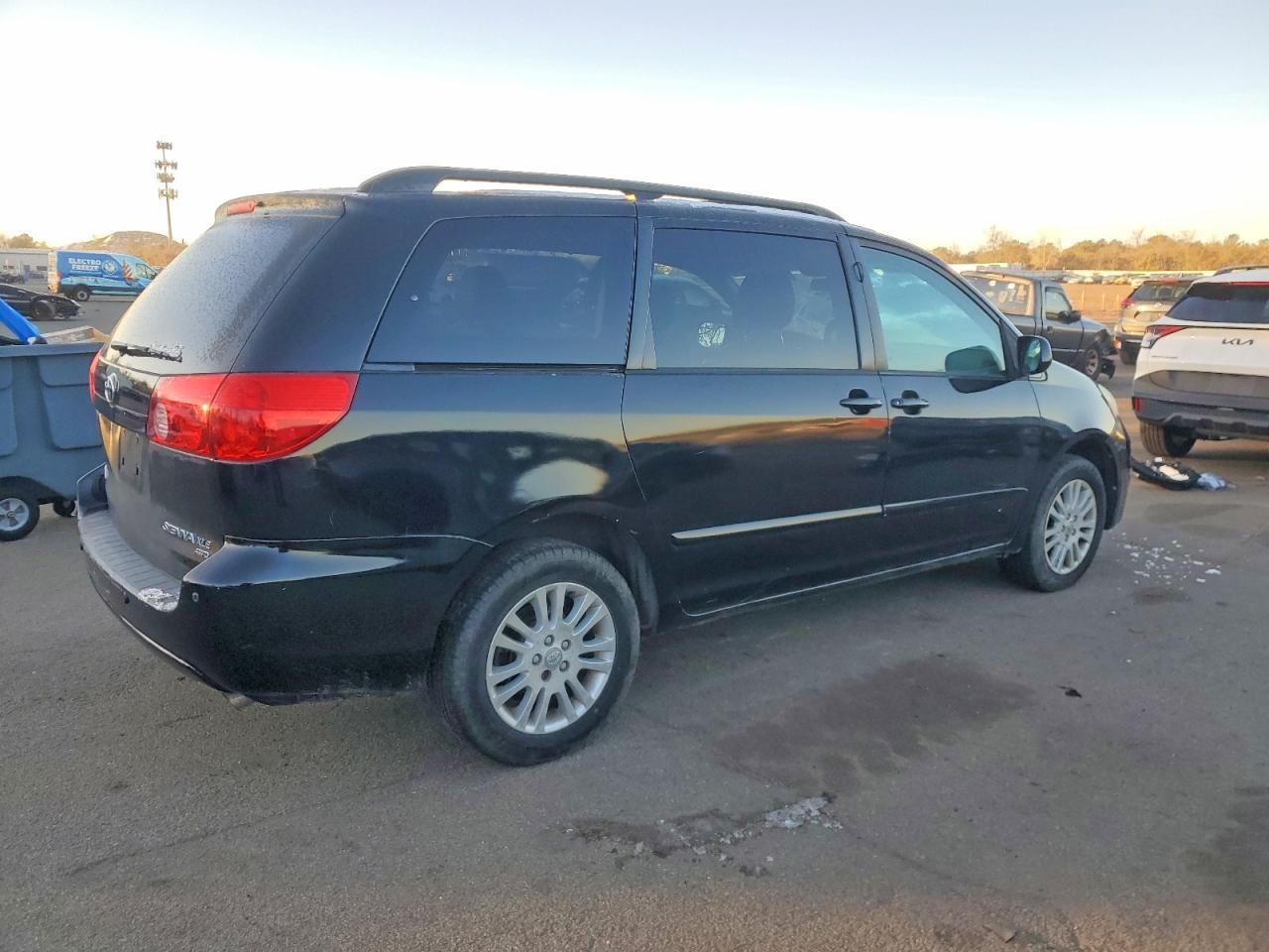 2010 TOYOTA SIENNA