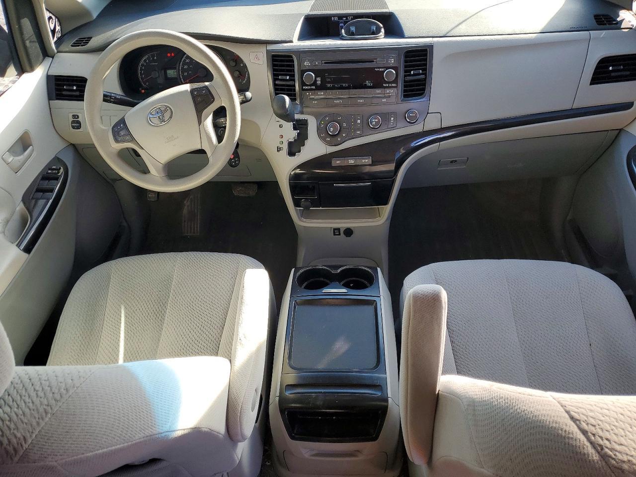 2011 TOYOTA SIENNA