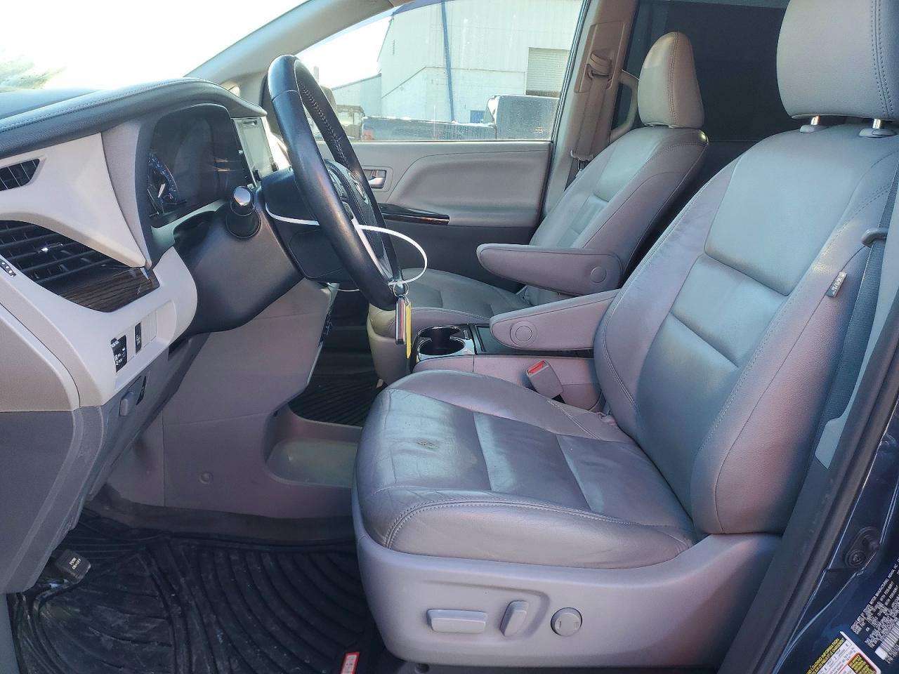 2017 TOYOTA SIENNA