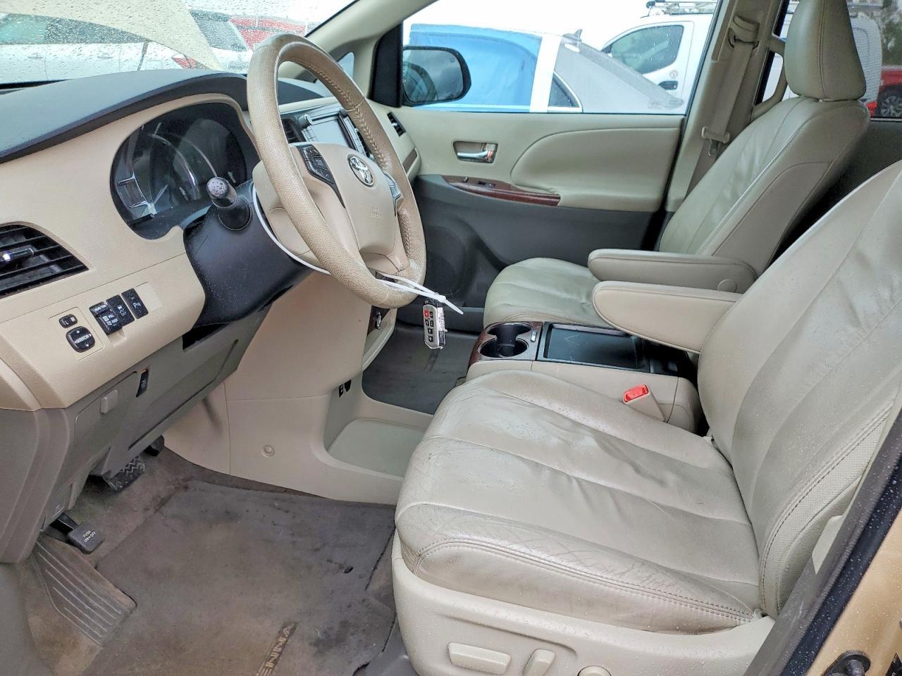 2011 TOYOTA SIENNA