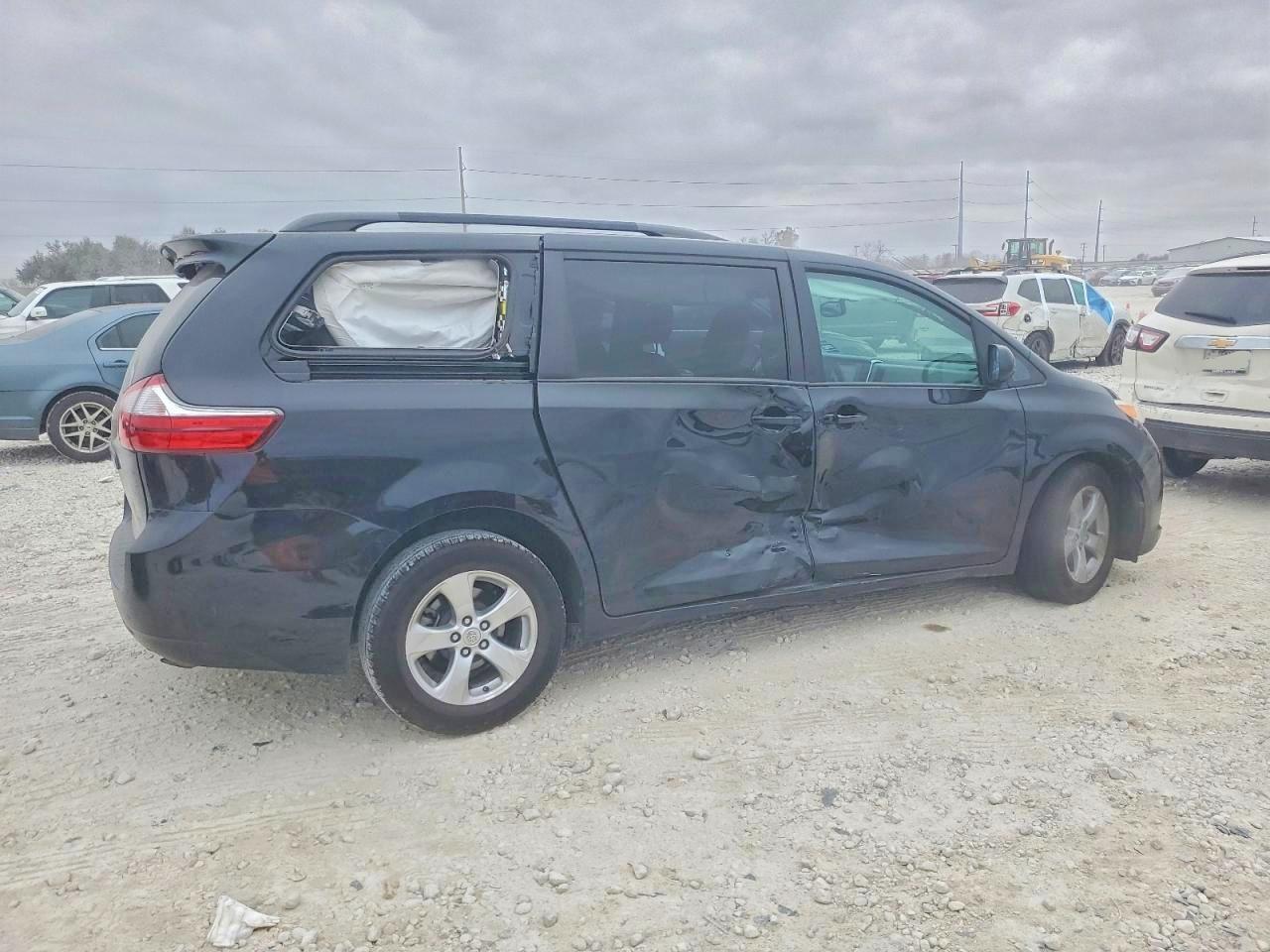 2017 TOYOTA SIENNA
