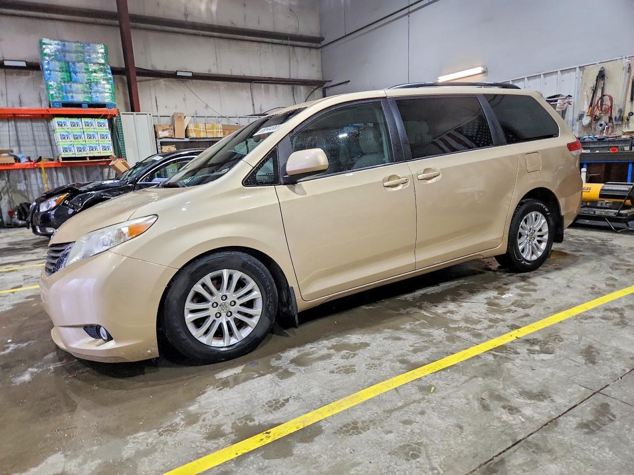 2011 TOYOTA SIENNA