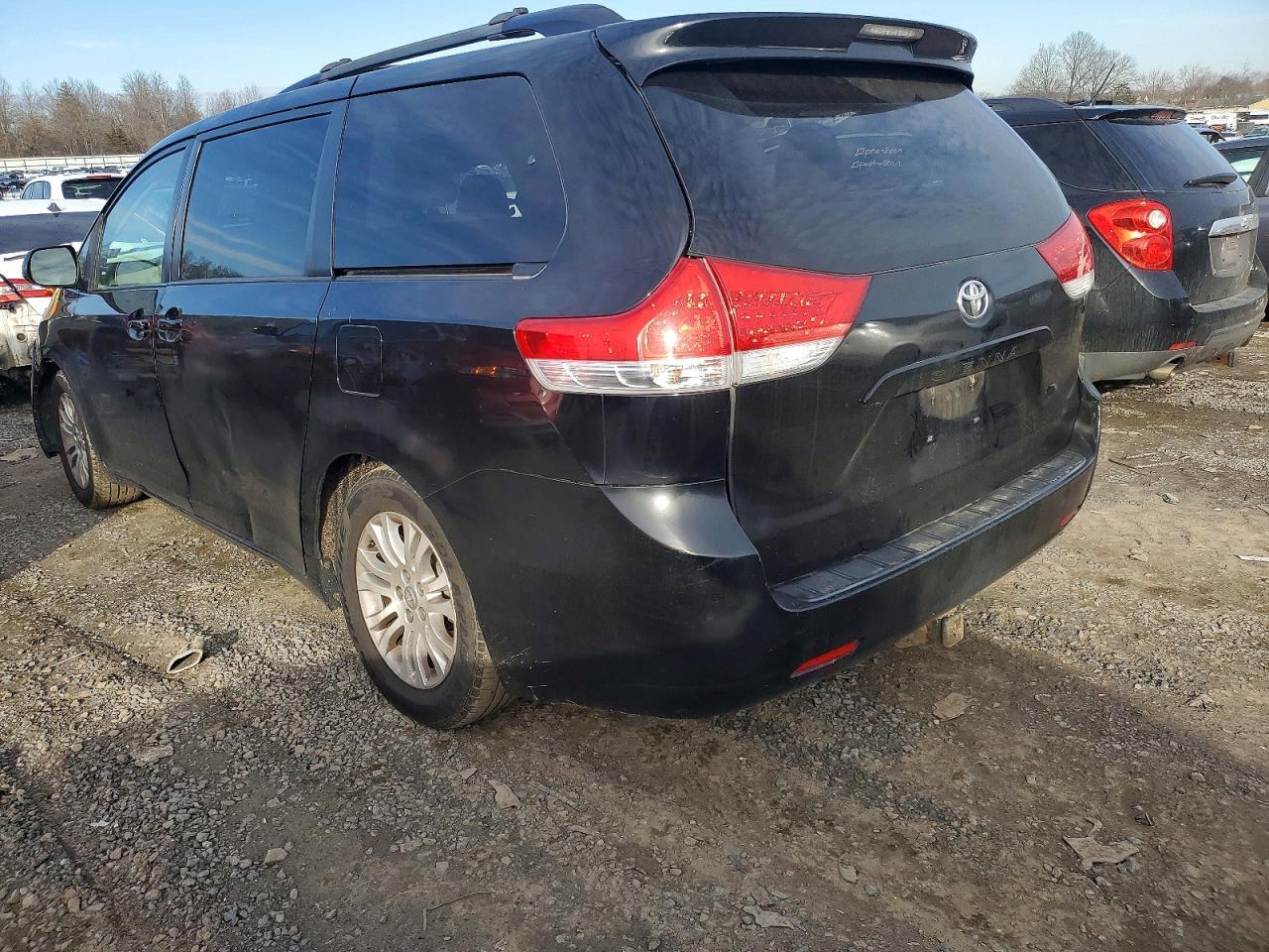 2011 TOYOTA SIENNA