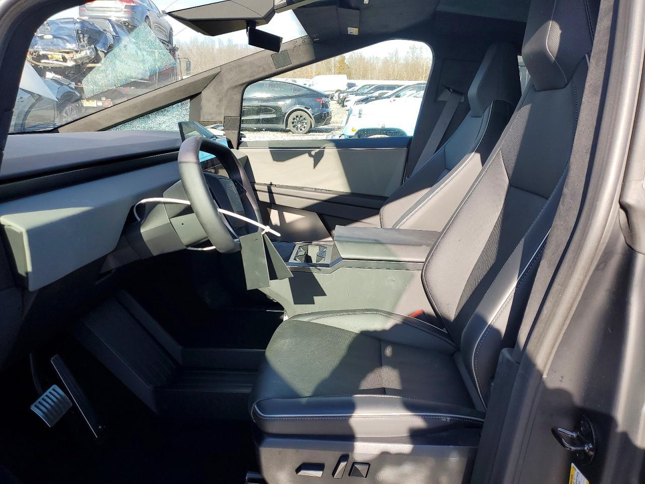 2025 TESLA Cybertruck