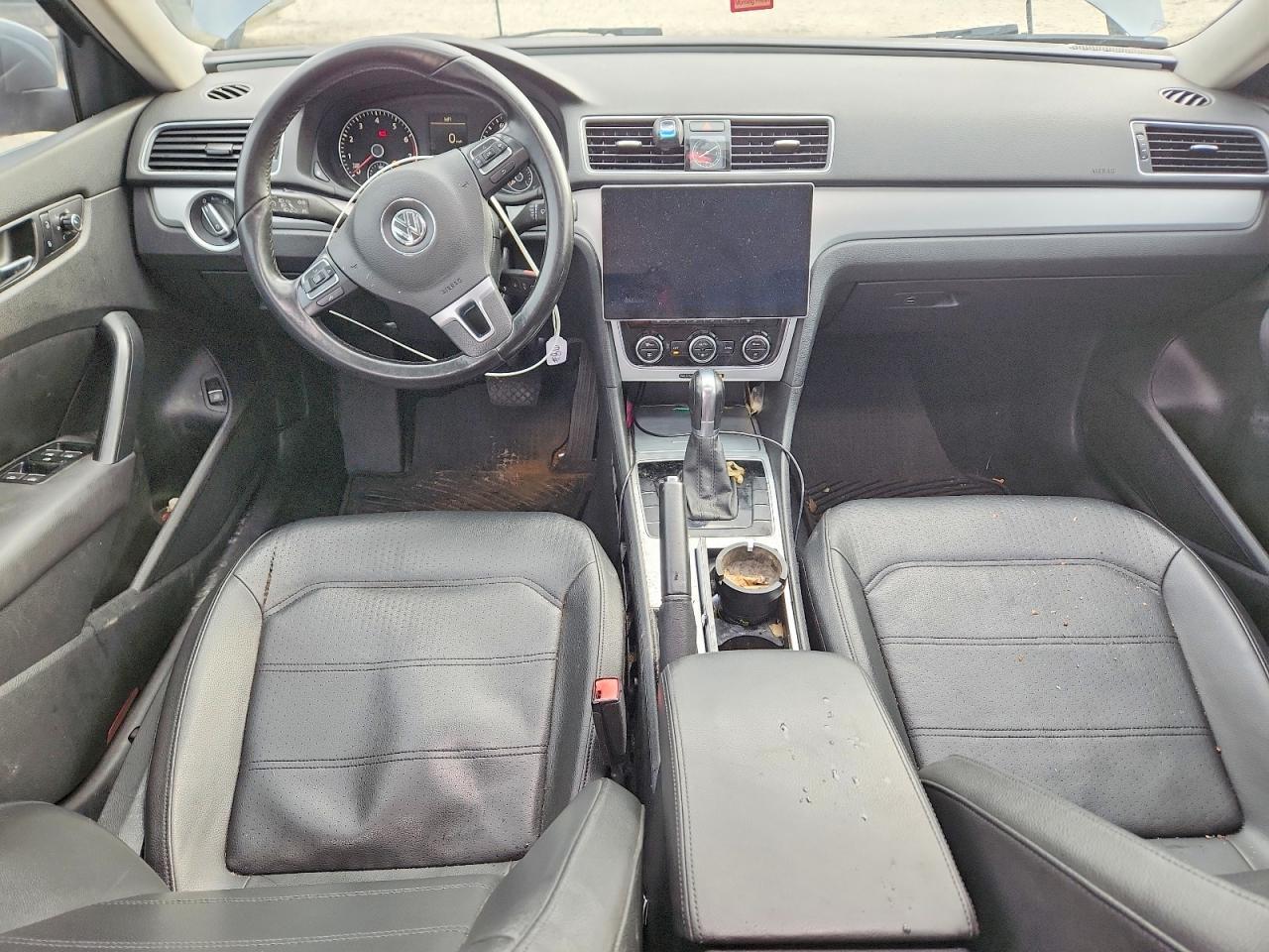 2012 VOLKSWAGEN Passat