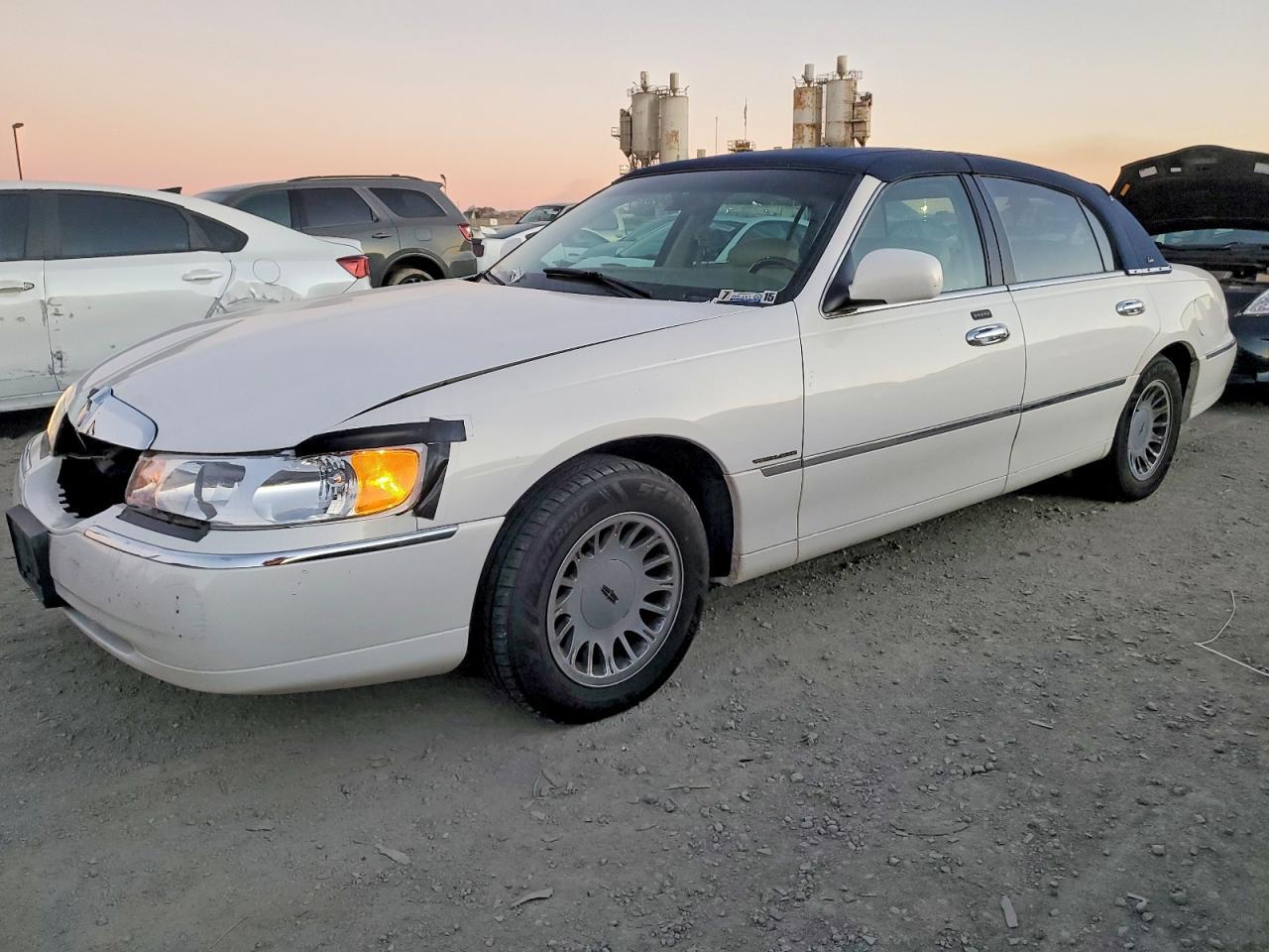 2000 LINCOLN Town Car