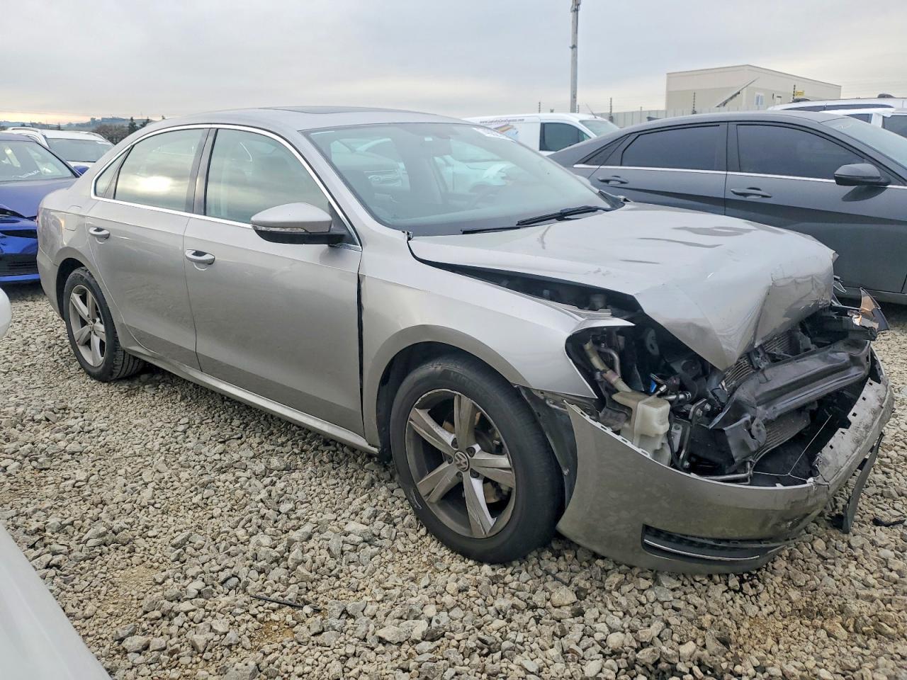 2012 VOLKSWAGEN Passat
