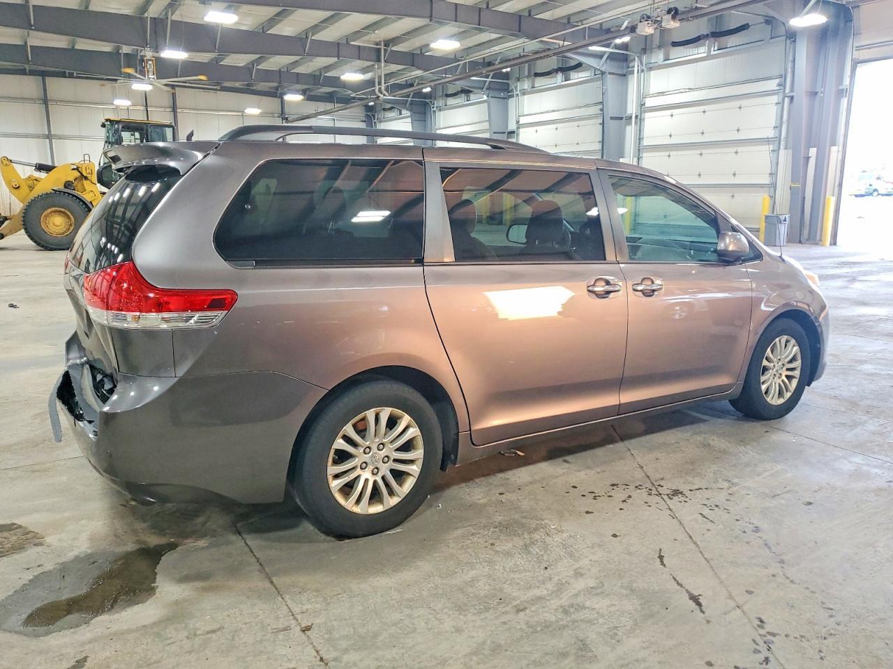 2013 TOYOTA SIENNA