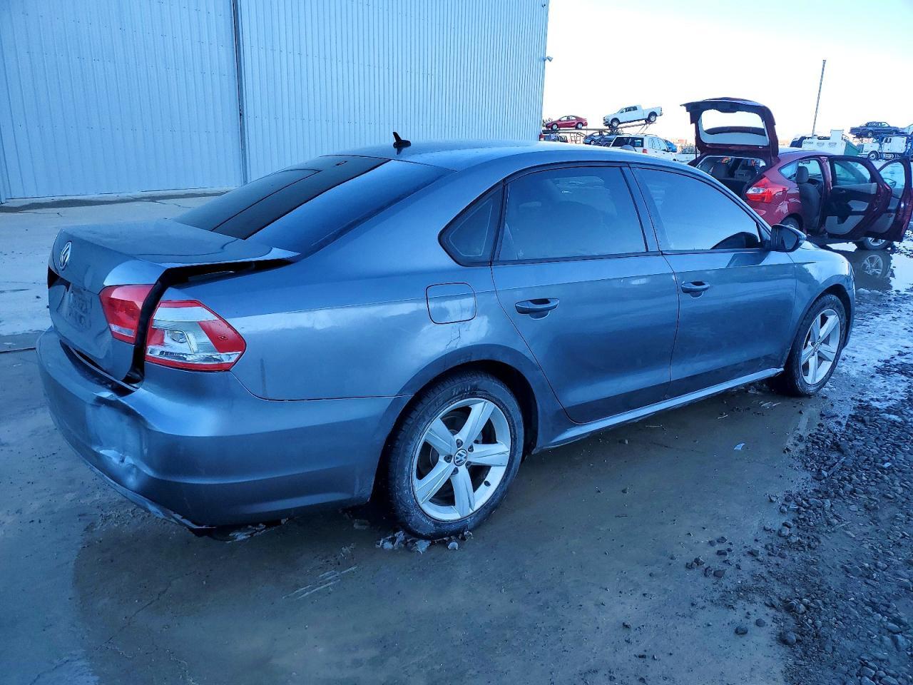 2012 VOLKSWAGEN Passat