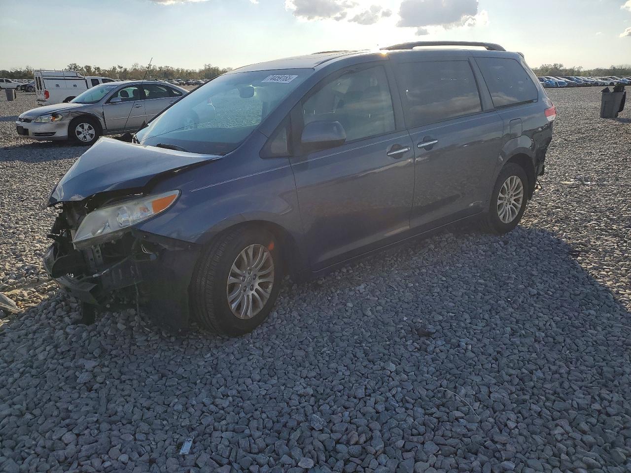 2014 TOYOTA SIENNA