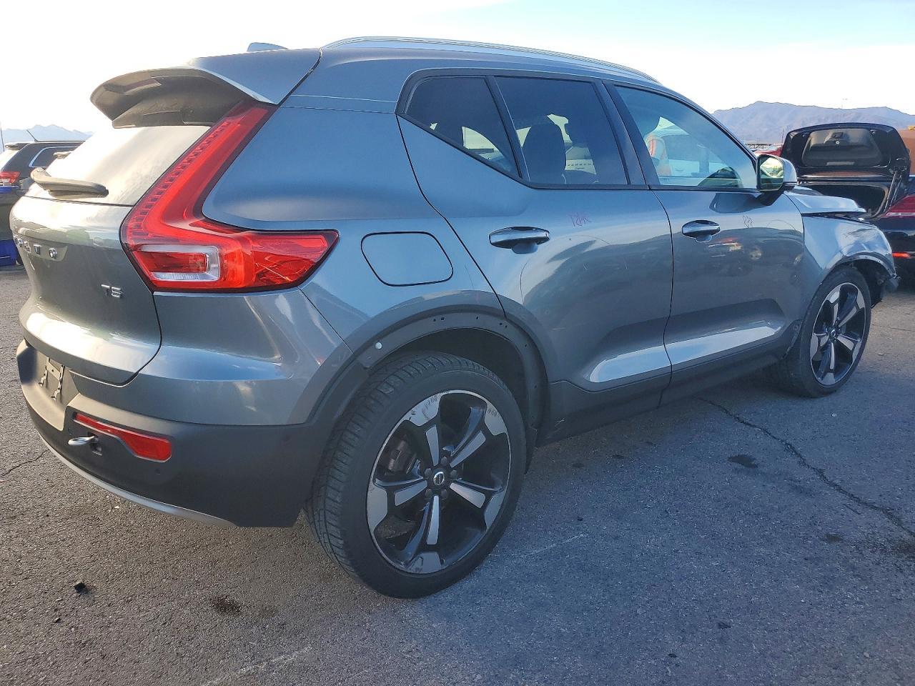 2019 VOLVO XC40