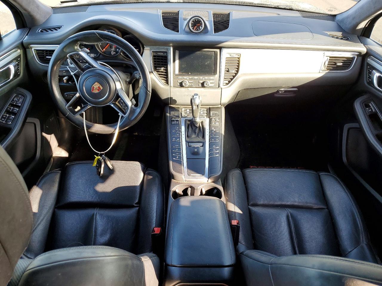 2016 PORSCHE Macan