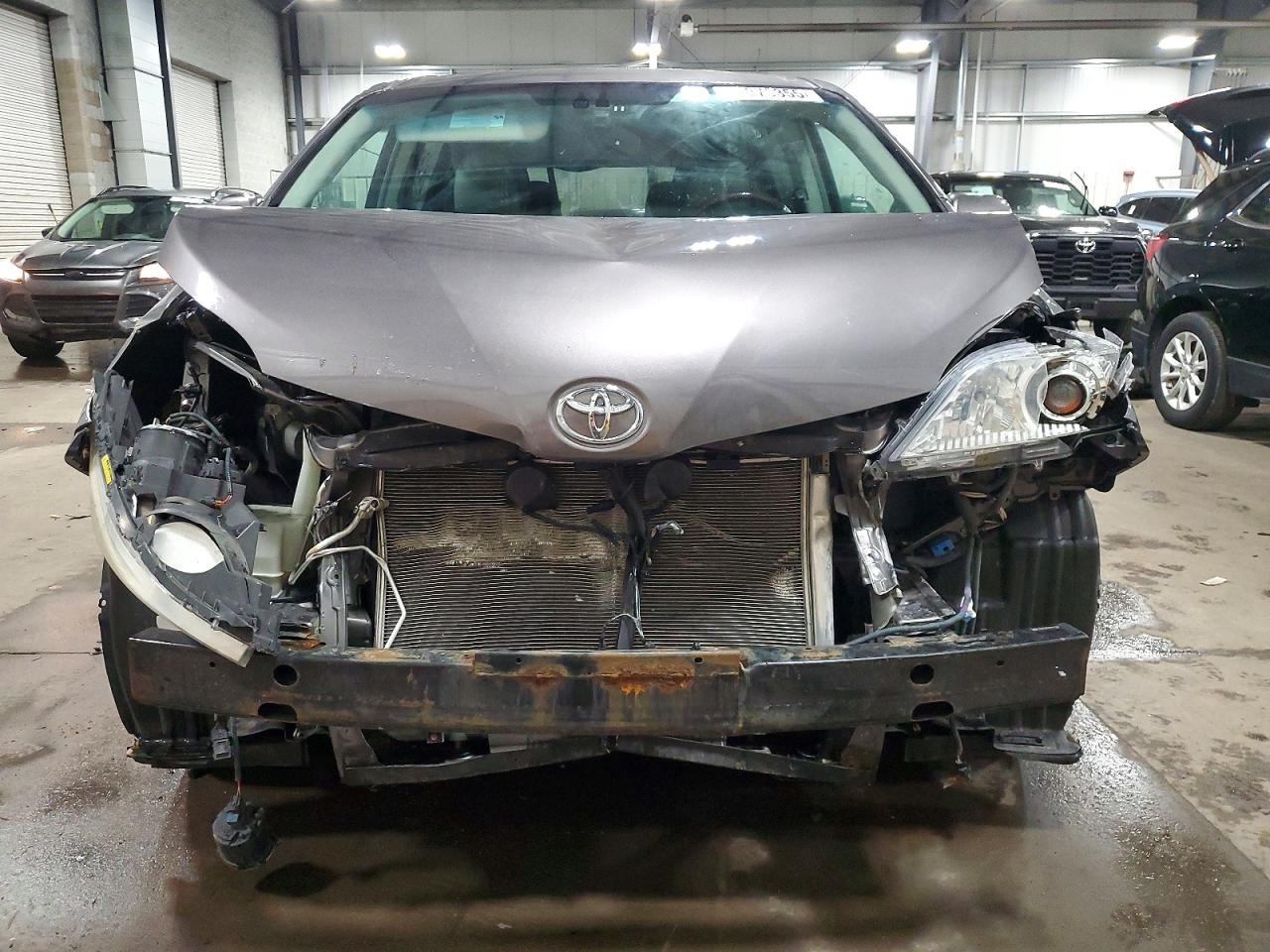 2011 TOYOTA SIENNA