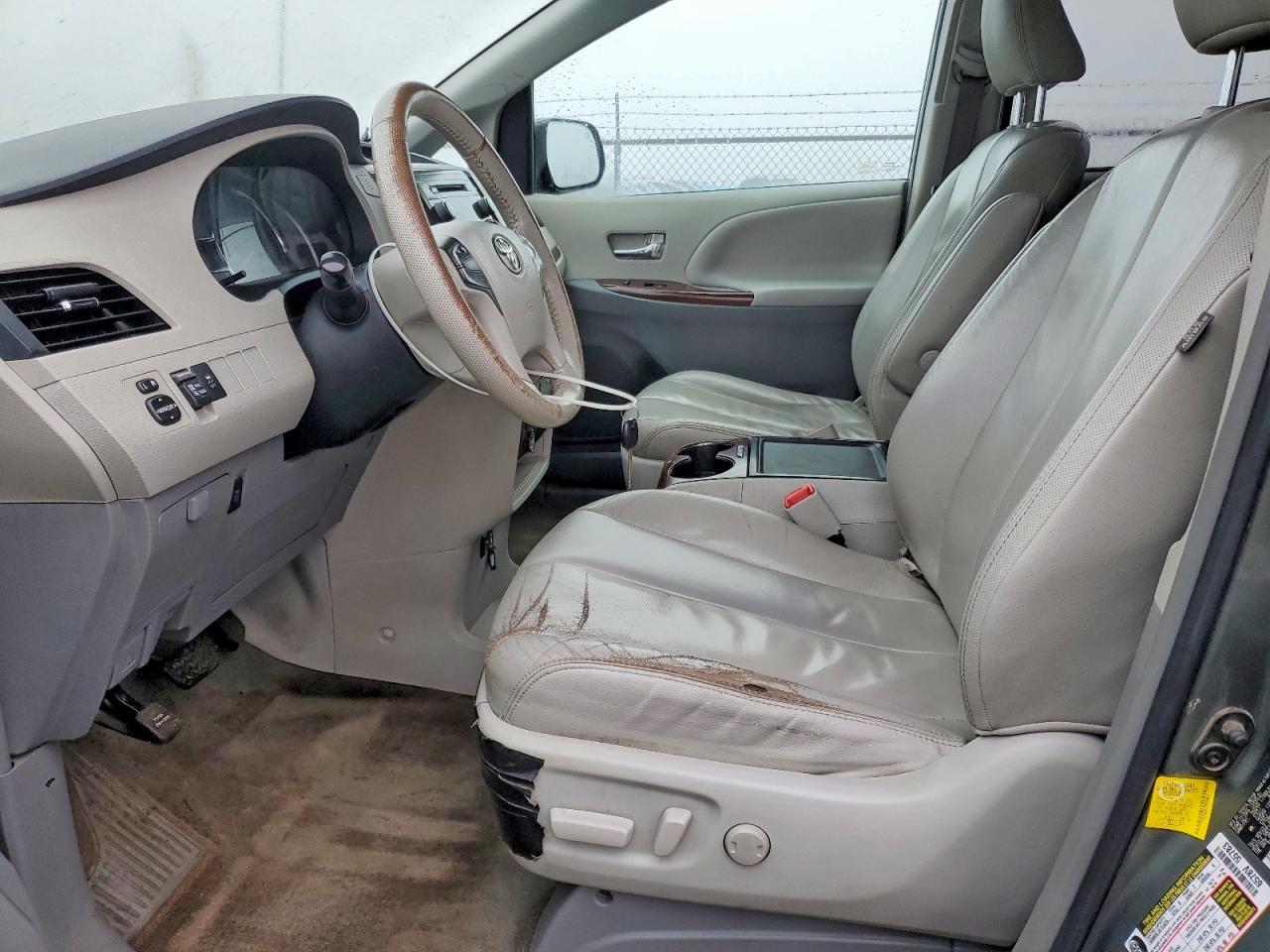 2013 TOYOTA SIENNA