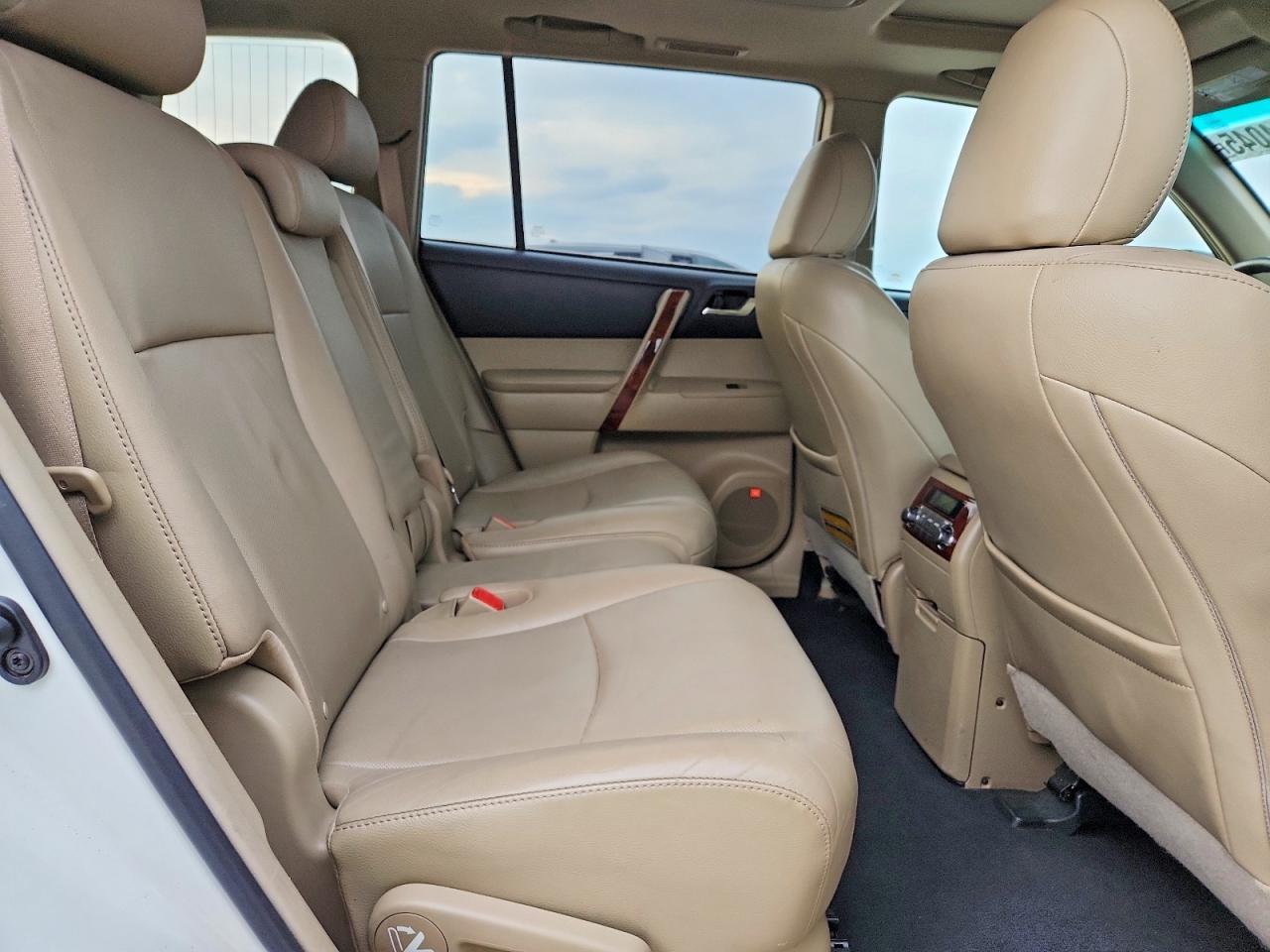 2011 TOYOTA HIGHLANDER