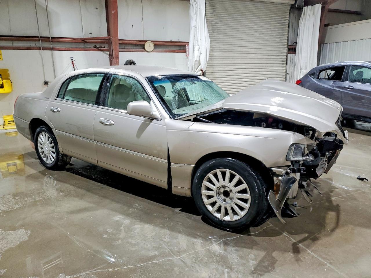2003 LINCOLN Town Car