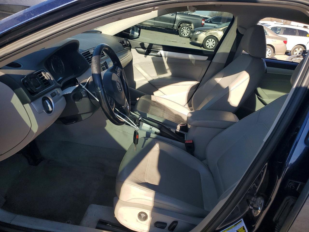 2012 VOLKSWAGEN Passat
