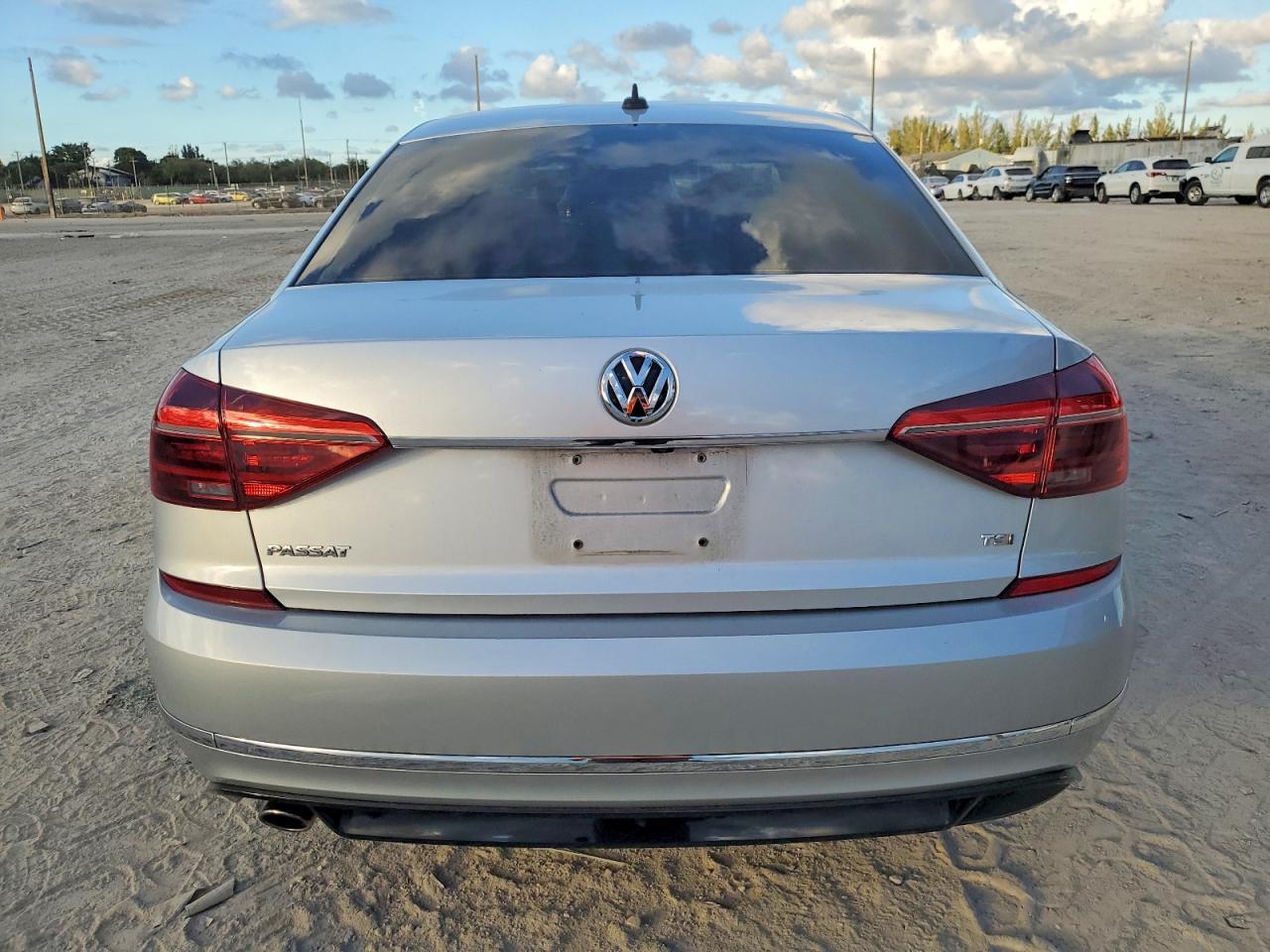 2017 VOLKSWAGEN Passat