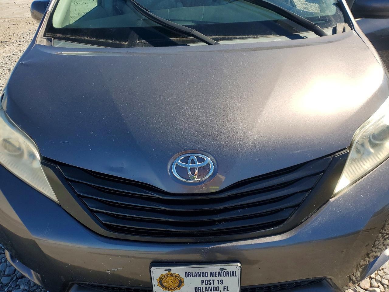 2011 TOYOTA SIENNA
