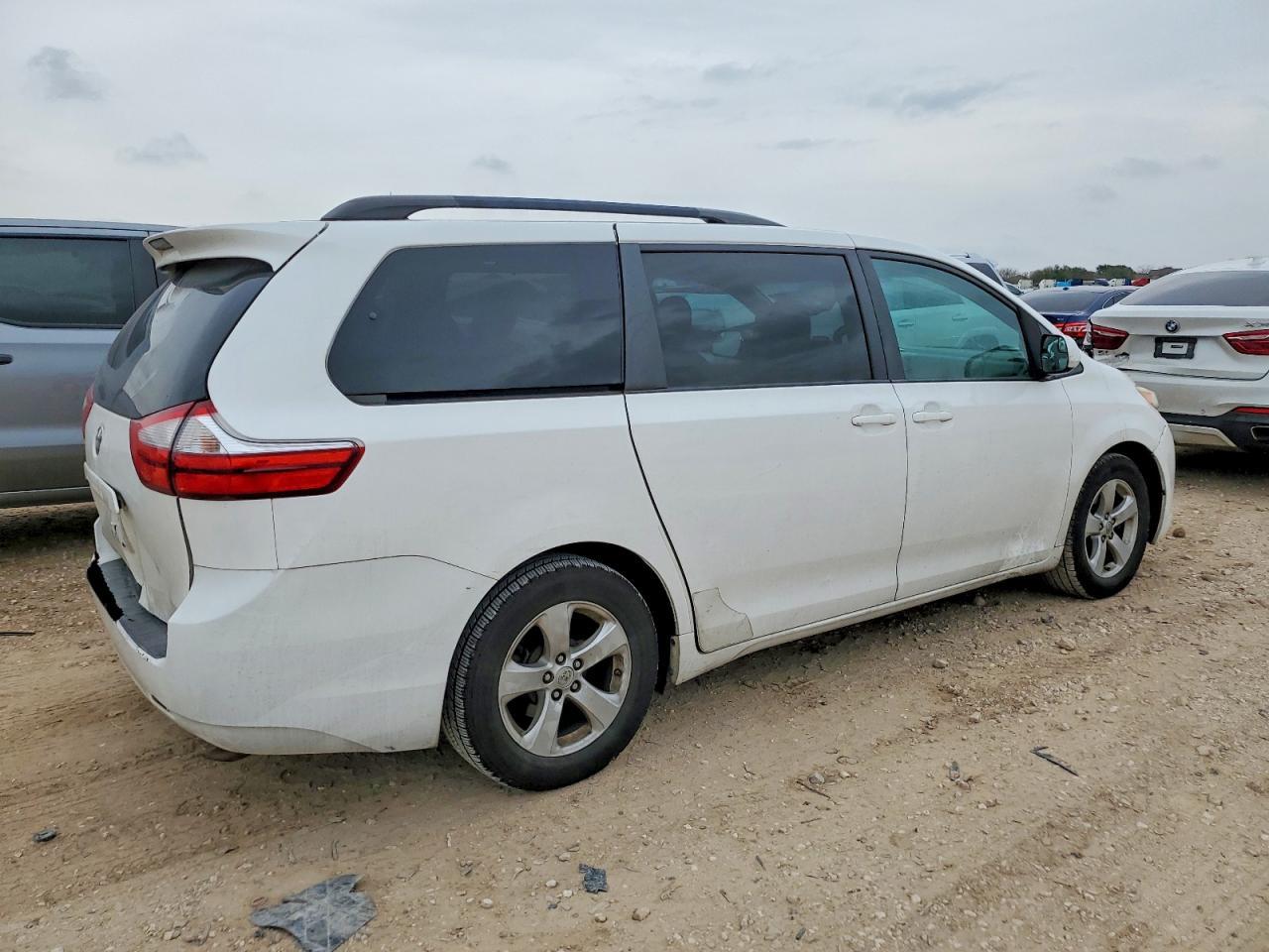 2016 TOYOTA SIENNA