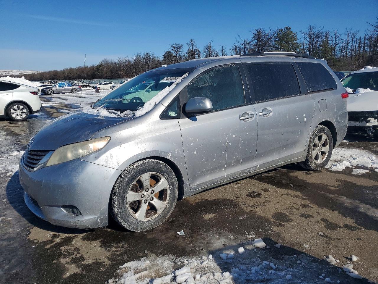 2012 TOYOTA SIENNA