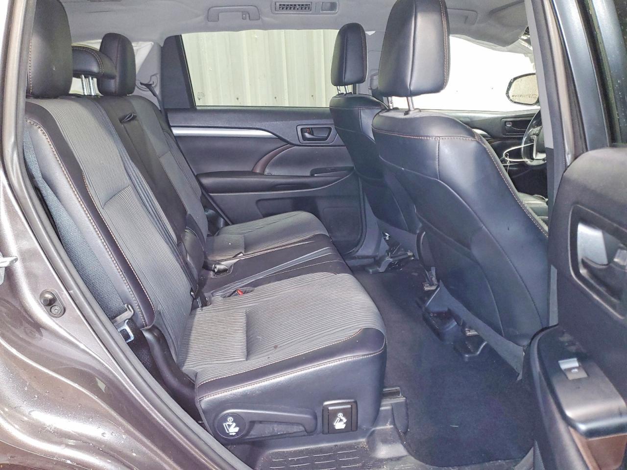2016 TOYOTA HIGHLANDER