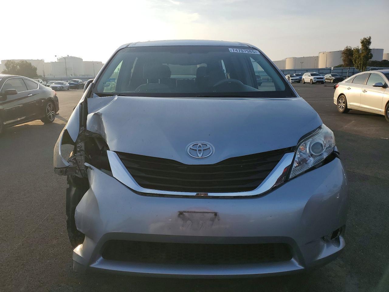 2014 TOYOTA SIENNA