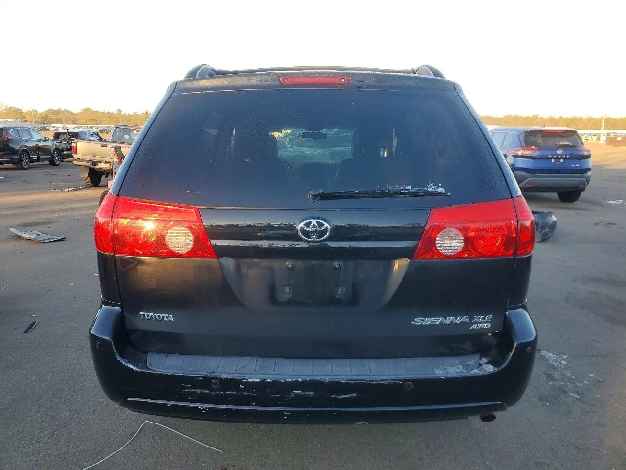 2010 TOYOTA SIENNA
