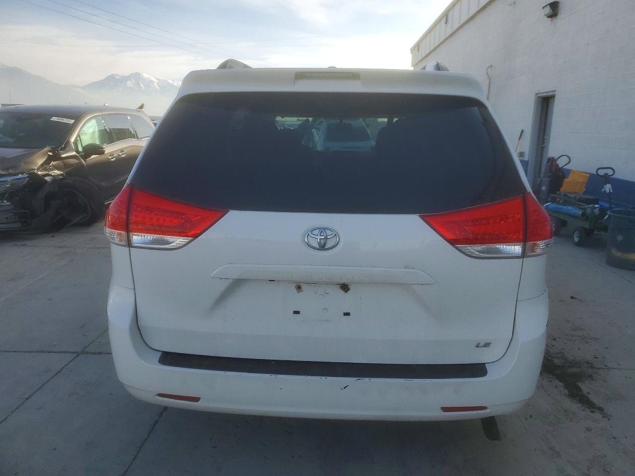 2012 TOYOTA SIENNA