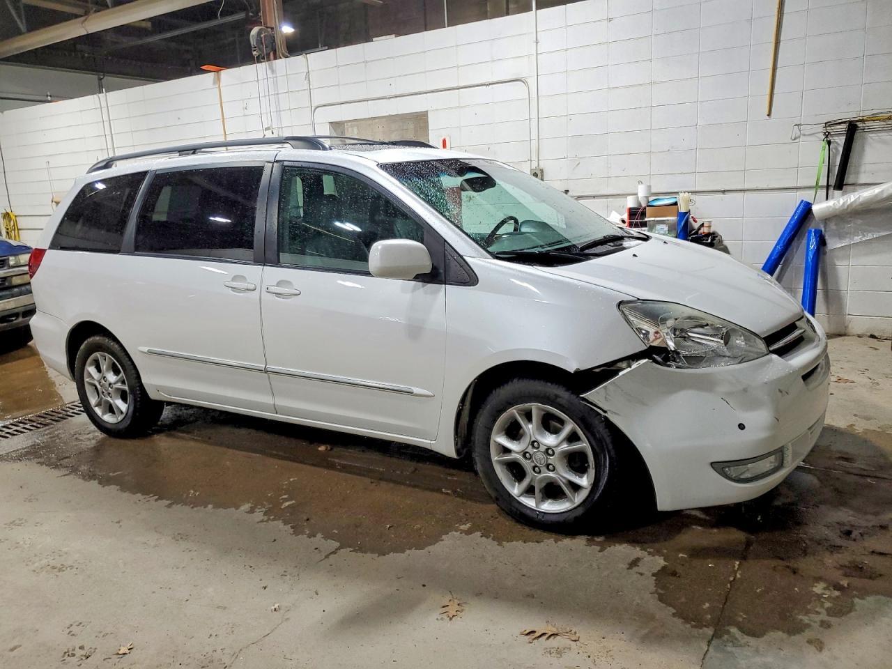 2004 TOYOTA SIENNA