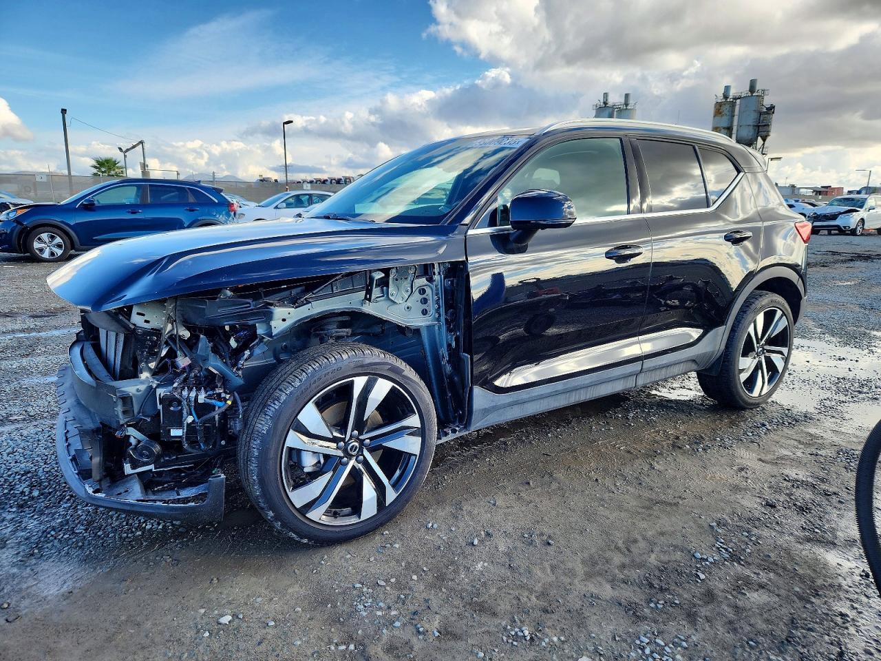 2025 VOLVO XC40