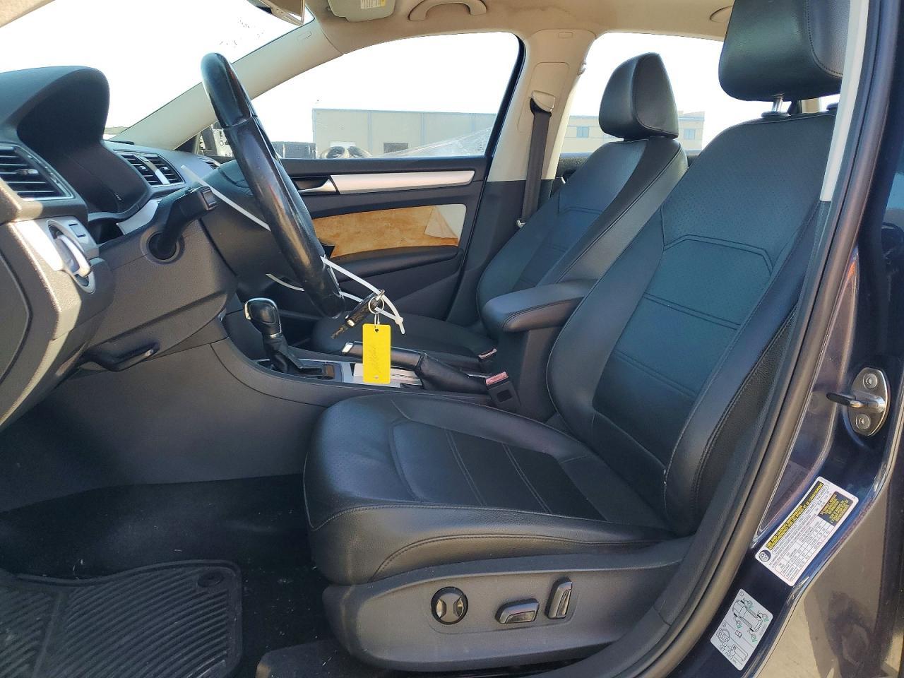 2012 VOLKSWAGEN Passat