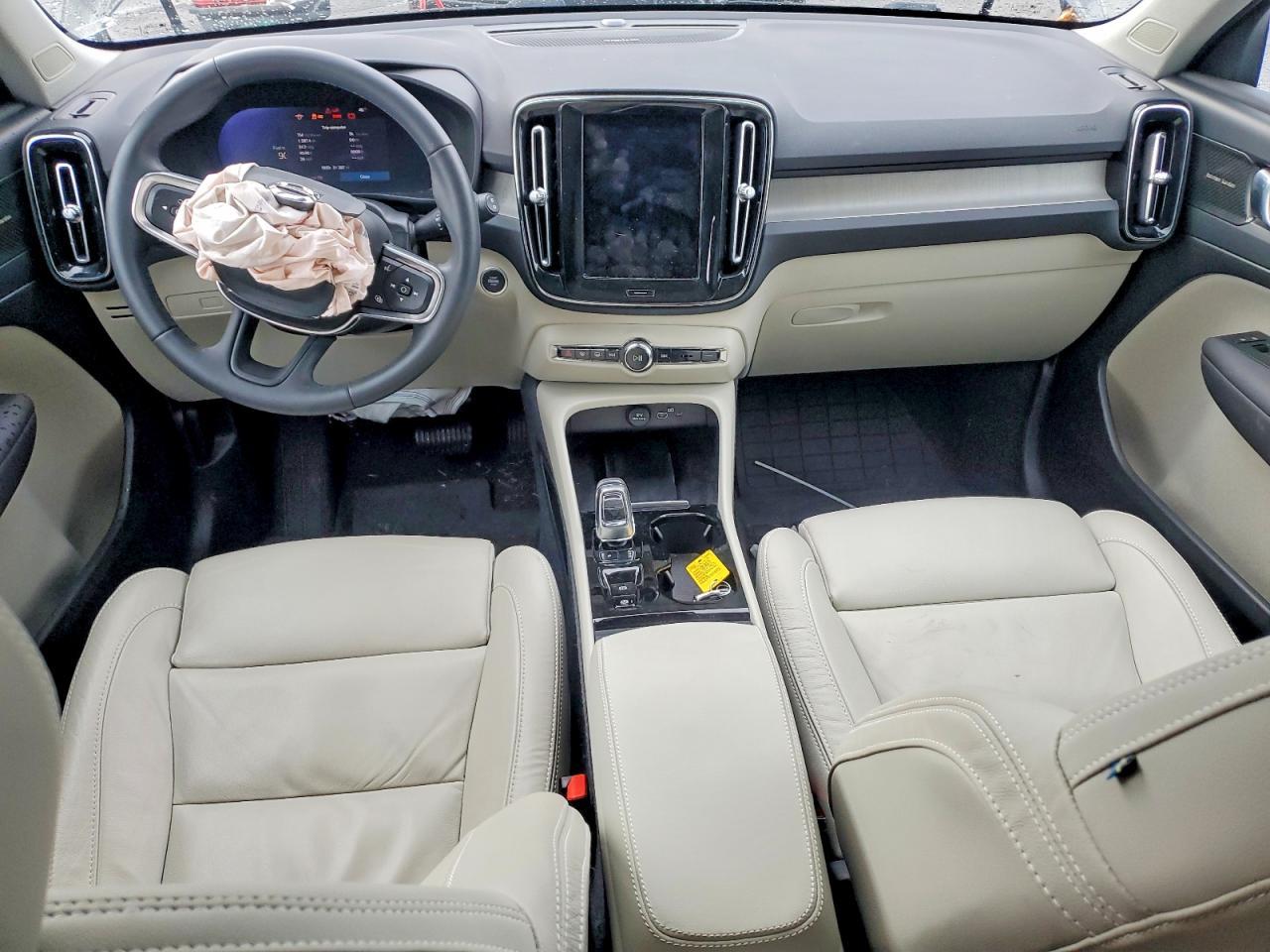 2023 VOLVO XC40