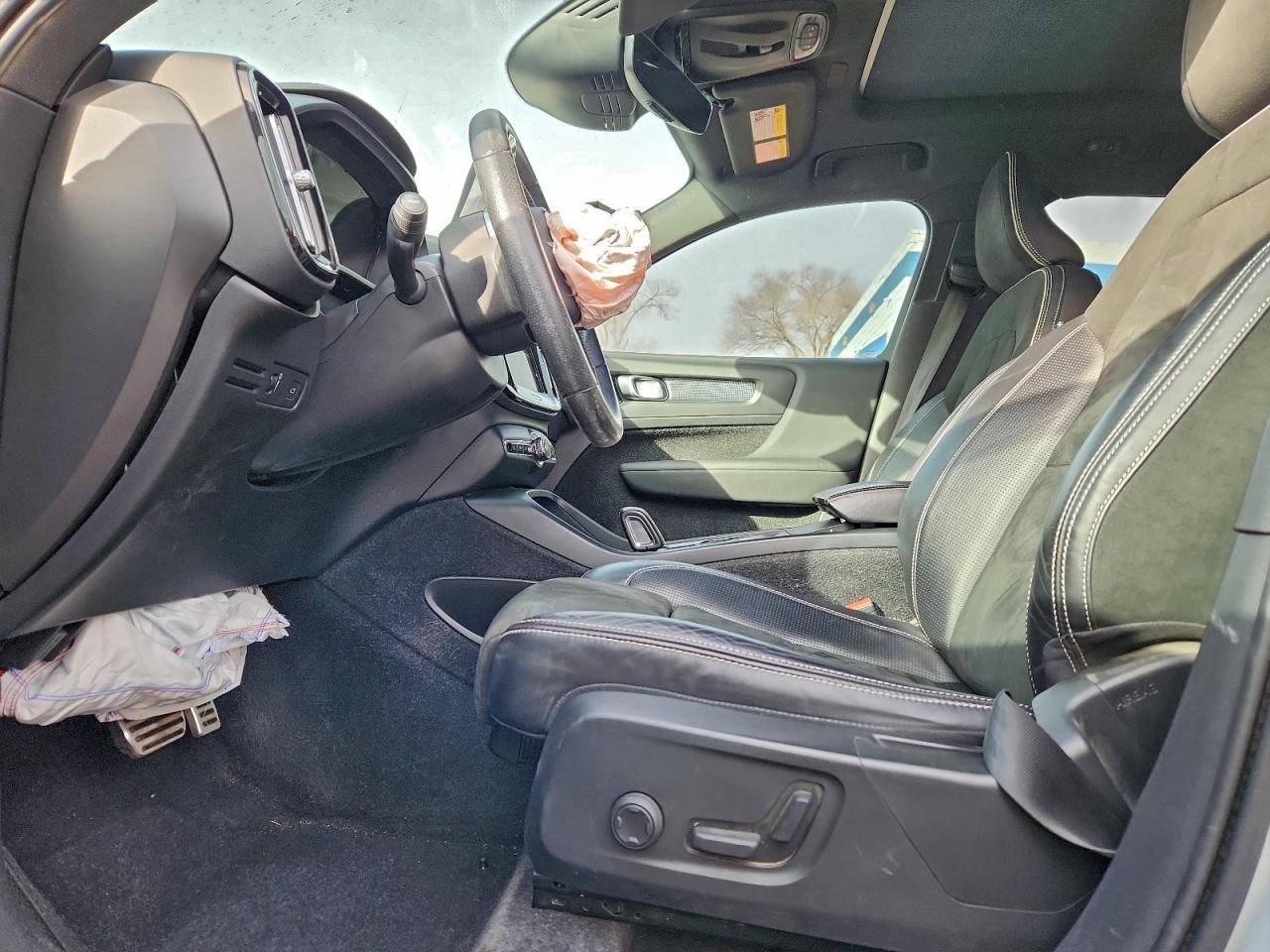 2021 VOLVO XC40