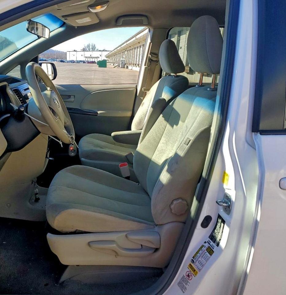 2011 TOYOTA SIENNA