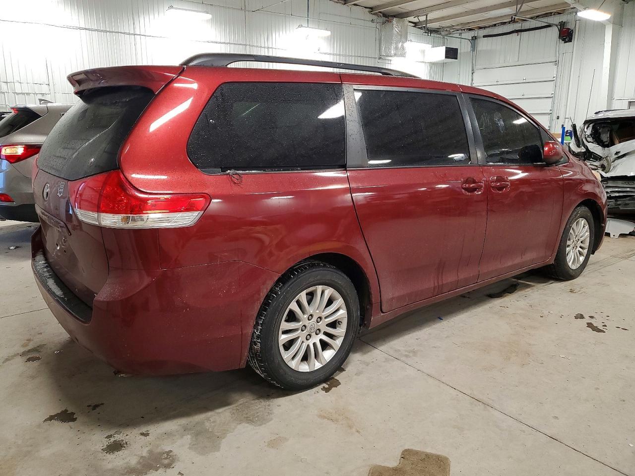 2012 TOYOTA SIENNA