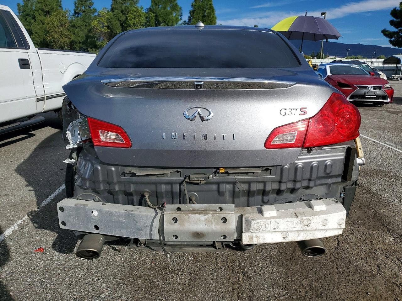 2011 INFINITI G37
