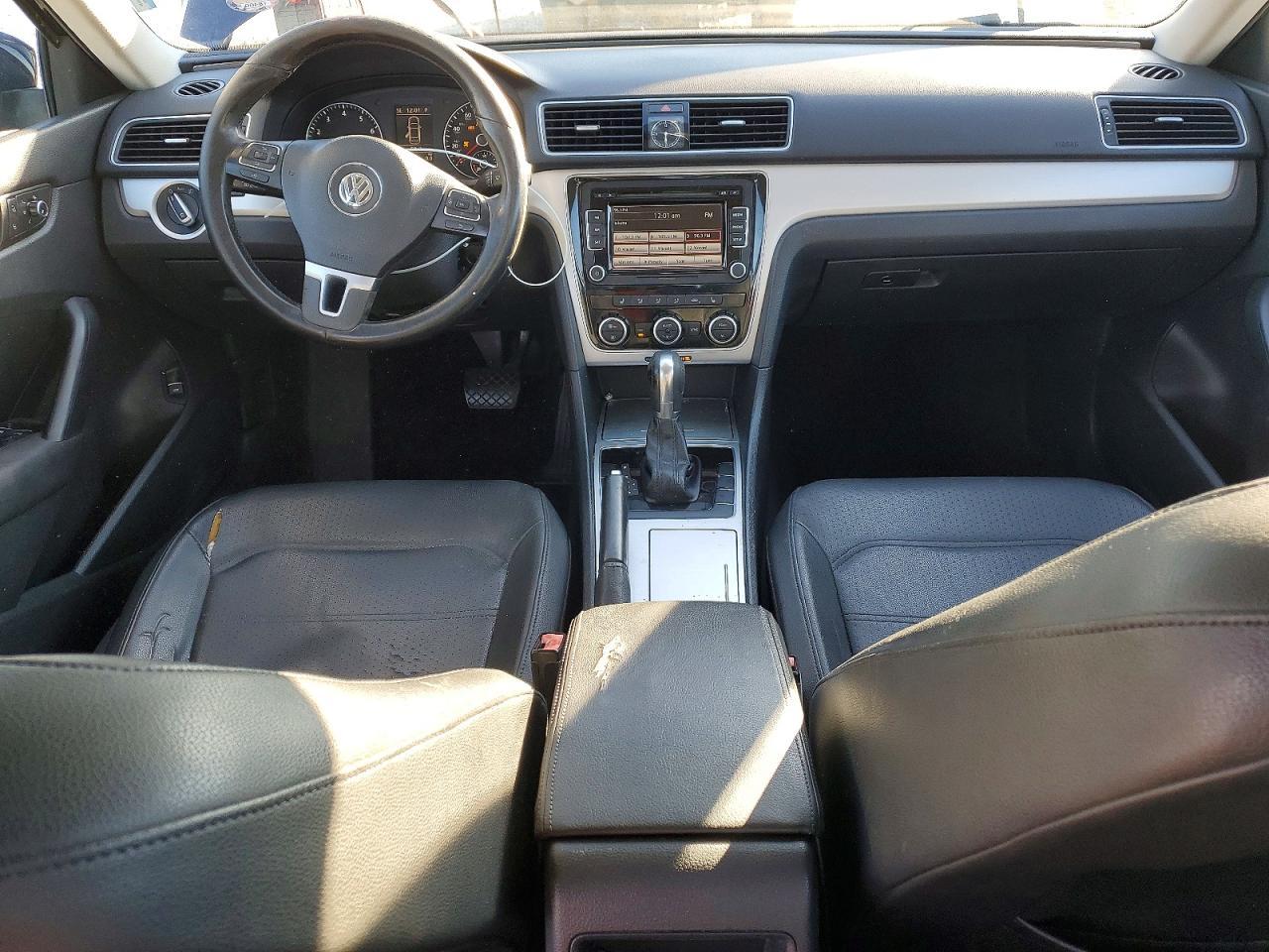 2012 VOLKSWAGEN Passat