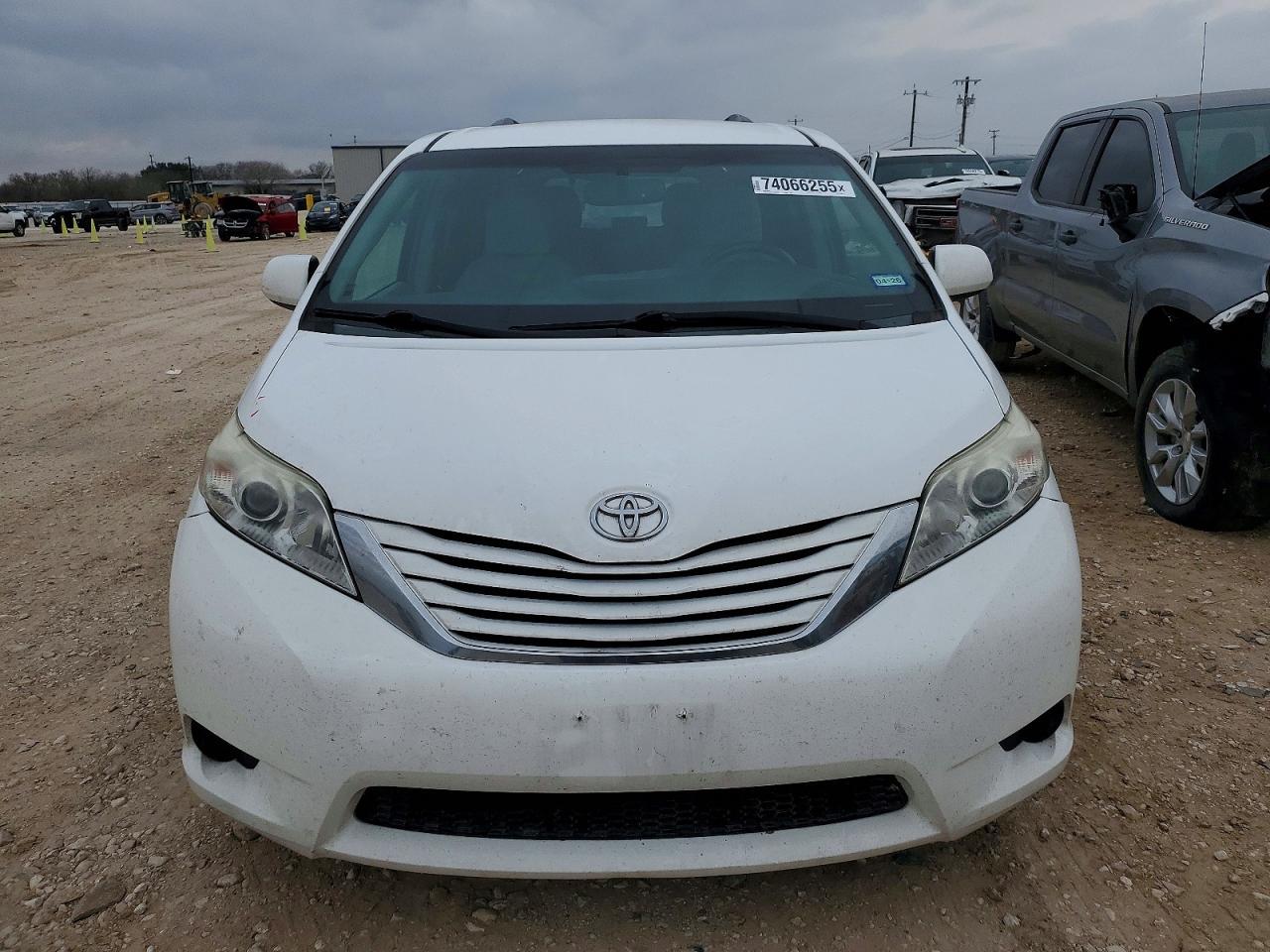 2016 TOYOTA SIENNA